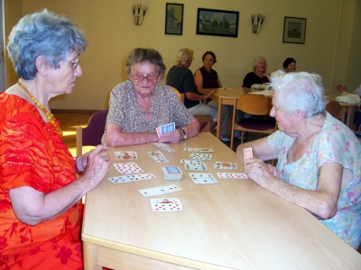 Gesellige Spiele im Luthercafe